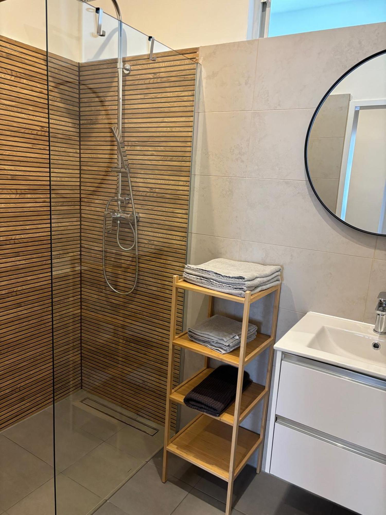 Traumhafte Wohnung Fuer 3, Grosszuegig, Walk In Dusche Вена Экстерьер фото